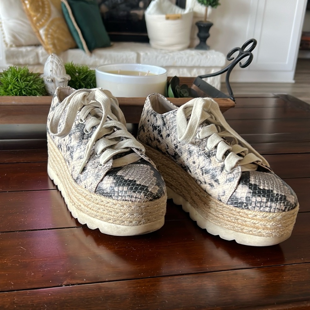 Steve Madden platform  black and tan snake skin texture 5.5 good used condition